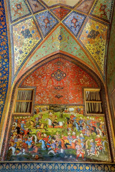 نقاشی دیواری میدان نبرد با تزئینات سقف و آرایه‌های مقرنس‌کاری شده
