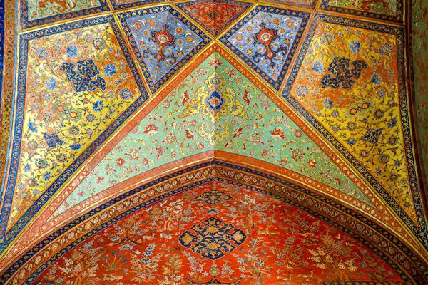 نمای طاق سقف با تزئینات لوزی شکل و نقوش اسلیمی کاخ چهلستون اصفهان
