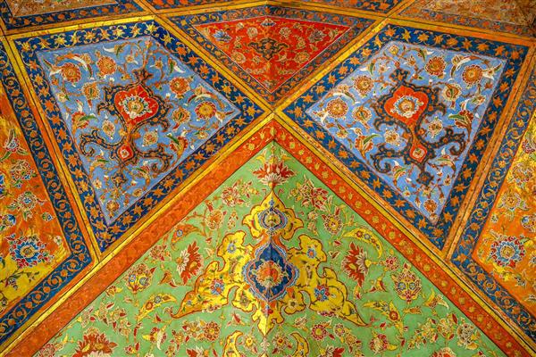 نمای نزدیک از نقوش اسلیمی و طلاکاری شده سقف چهلستون (کادر مربع لوزی)