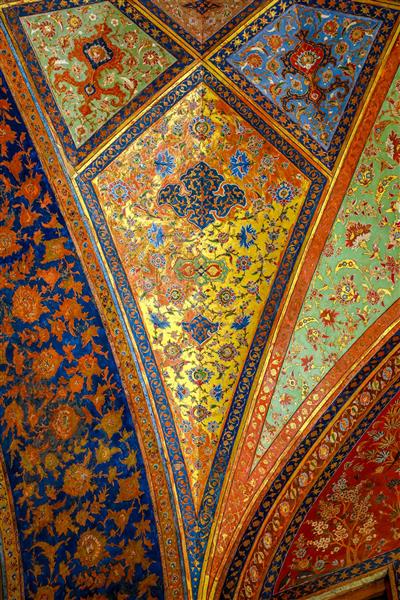 جزئیات نزدیک از نقوش طلاکاری اسلیمی سقف و طاقچه کاخ چهلستون