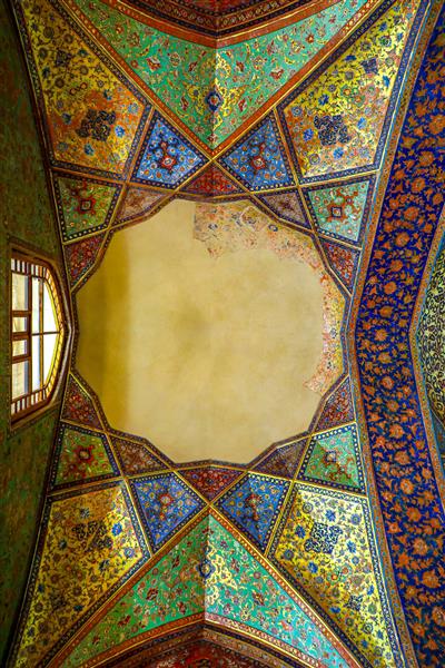 الگوی هندسی و نقوش اسلیمی سقف طاق‌دار کاخ چهلستون اصفهان