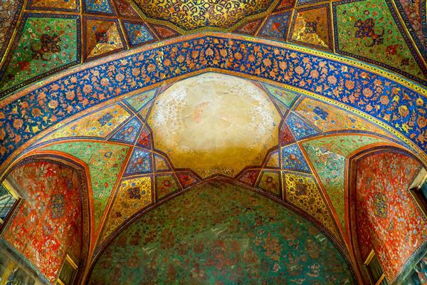 نمای قوسی سقف و نقوش اسلیمی زیر گنبد کاخ موزه چهلستون اصفهان
