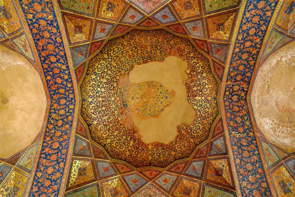 سقف طلاکاری شده و تزئینات کاشی‌کاری هفت‌رنگ کاخ چهلستون اصفهان