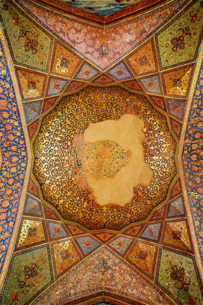 سقف تزئینی طلاکاری و مقرنس‌کاری شده کاخ چهلستون اصفهان (نمای نزدیک)