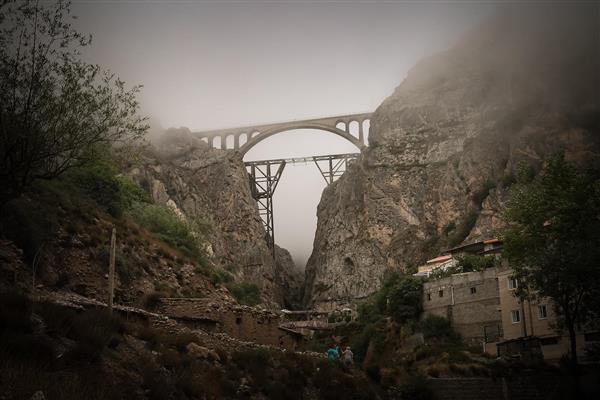 پل ورسک در دل کوه‌های مه‌آلود و صخره‌ای نمایی از شاهکار معماری در ارتفاعات و طبیعت کوهستانی