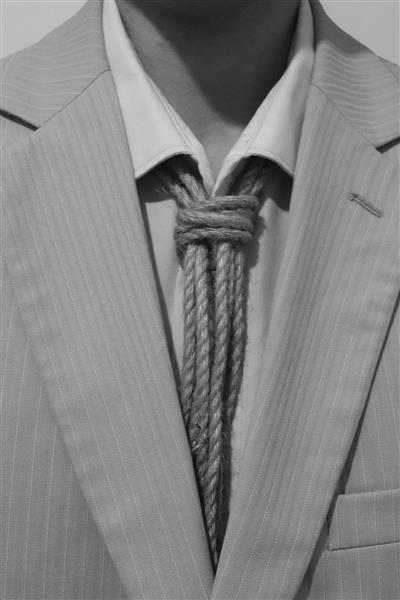 عکس نزدیک و مینیمال از کت و شلوار مردانه با گره کراوات طنابی در عکاسی هنری