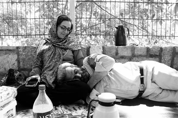 عکاسی پرتره سیاه و سفید از یک زوج با لبخند و استراحت در طبیعت