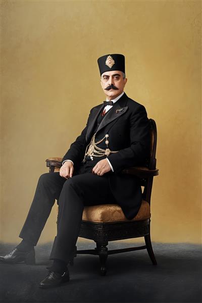 تصویر تاریخی مرد قاجاری با کلاه مخصوص و لباس رسمی در صندلی چوبی