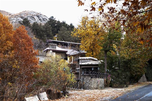 خانه ویلایی زیبا در چشم اندازهای زیبای پاییز