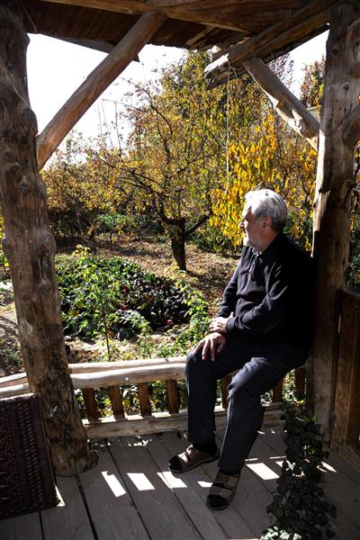 مردی در باغ پاییزی