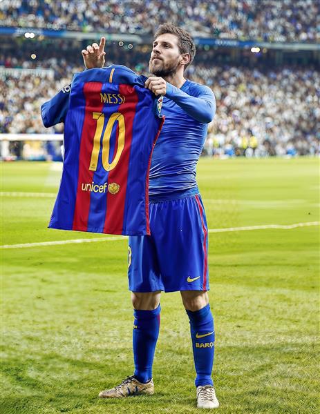عکس مسی با لباس بارسلونا در حال نمایش پیراهن برای پوستر ورزشی