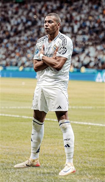 عکس کیلیان امباپه با لباس رئال مادرید در حال شادی برای پوستر ورزشی