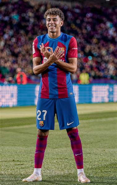 تصویر لامین یامال بازیکن بارسلونا در حال خوشحالی برای پوستر اتاق نوجوان