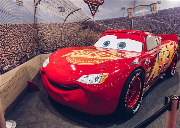 عکس ماکت لایتنینگ مک کوئین از انیمیشن ماشین‌ها برای تابلو اتاق کودک