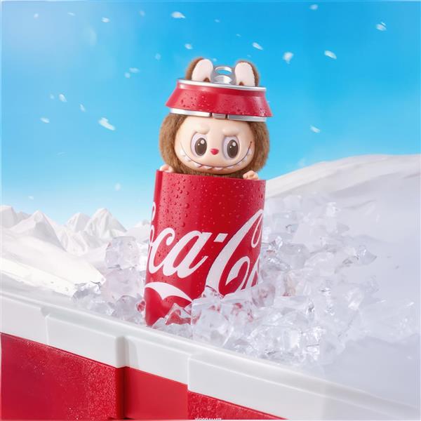 عکس لبوبو فانتزی در قوطی کوکاکولا برای پوستر و تابلو تم نوشیدنی