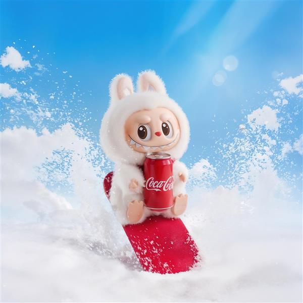 عکس فانتزی لبوبو اسنوبرد سوار در برف برای پوستر اتاق کودک و ماگ