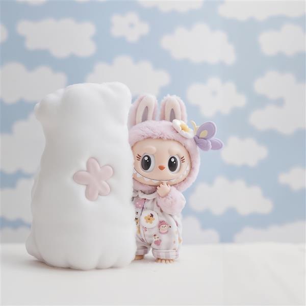 عکس لبوبو کودکانه پاستلی در کنار بالش برای پوستر اتاق خواب