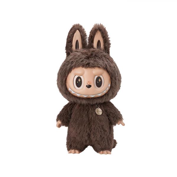 لبوبو با لباس خزدار قهوه‌ای پس‌زمینه سفید