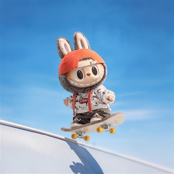 پوستر لبوبو اسکیت‌باز در آسمان آبی