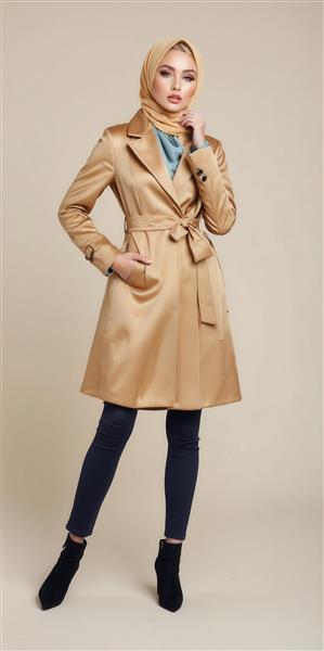 عکس زن با حجاب با پالتو ساتن طلایی برای تابلو دکوراتیو لوکس