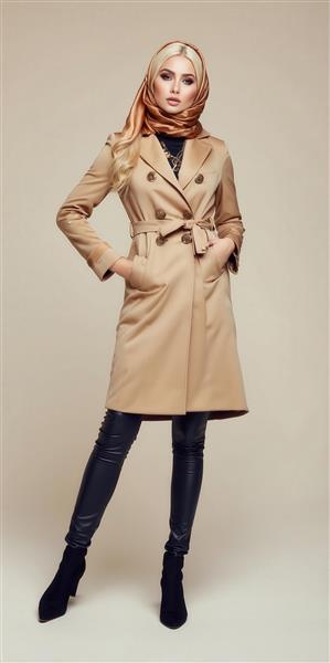 تصویر مدلینگ زن با حجاب و پالتوی بژ برای پوستر تبلیغاتی پوشاک