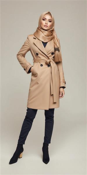 عکس مدل شیک با پالتوی بژ و شال طرح‌دار برای مجله مد و زیبایی