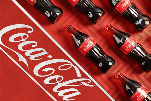 پوستر دیواری کوکاکولا با پس‌زمینه گرافیکی قرمز و نوشته لوگو