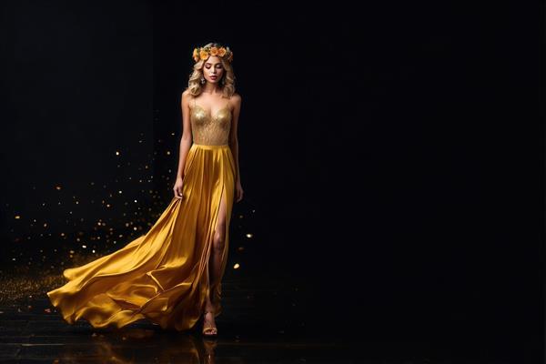 تصویر الهه با دامن بلند طلایی برای پوستر دکوراتیو مینیمال