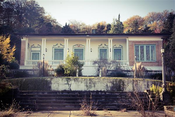 تصویر عمارت تاریخی چای‌خانه چالوس با معماری کلاسیک مناسب پوستر دیواری کلاسیک و لوکس، طرح ابنیه تاریخی ایران برای دکوراسیون داخلی رستوران، هتل و کافه سنتی به صورت پوستر عریض