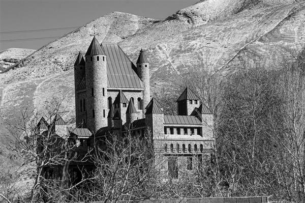 عکس سیاه‌وسفید قلعه هاگوارتز اغشت در استان البرز