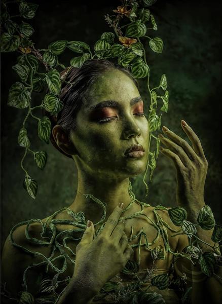چهره زن غرق در شاخ و برگ‌های سبز جنگلی ویژه پوستر دیواری کلینیک‌های پوست و مو و رستوران‌های گیاهی