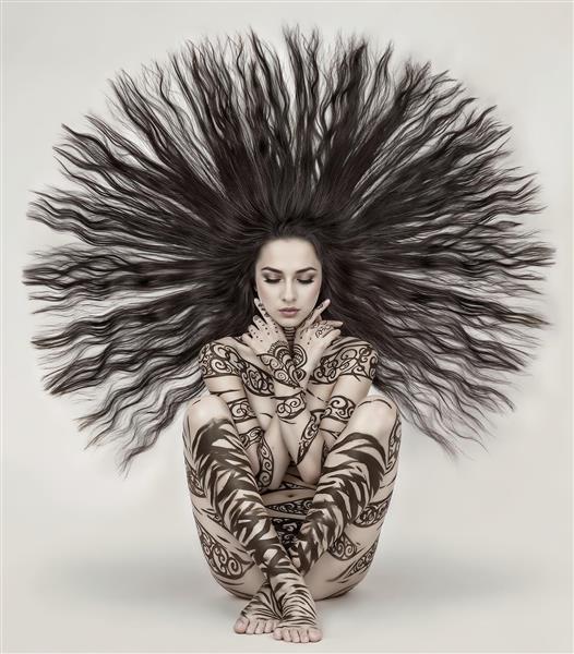 طرح سیاه و سفید انتزاعی از فیگور زن با موهای افشان و تتوهای هندسی ویژه تابلو شاسی و پوستر دیواری سالن‌های آرایش و پیرایش