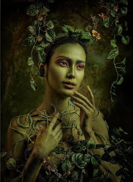 تصویر هنری زن با آرایش سبز و شاخه‌های پیچک وحشی برای پوستر دیواری سالن‌های زیبایی، اسپا و تابلوهای دکوراتیو لوکس
