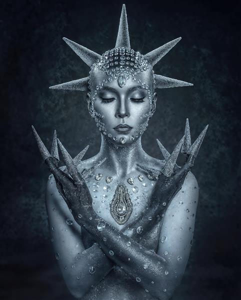 پوستر دیواری فانتزی زن نقره‌ای با تاج خورشیدی و المان‌های یخی برای دکوراسیون تالارها و فضاهای هنری