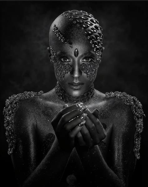 طرح لوکس زن سیاه‌پوش با تزیینات جواهر بر چهره ویژه پوستر دیواری بوتیک‌های مد و تابلوهای دکوراتیو خاص