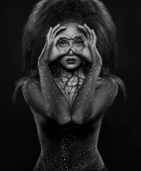 عکس هنری سیاه و سفید زن با گریم ستاره‌ای و ژست خاص برای پوستر دیواری کافه گالری و دکوراسیون مدرن