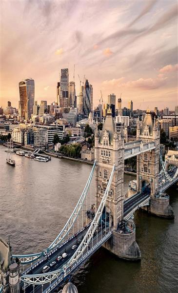 نمای پانوراما از پل لندن (Tower Bridge) و آسمان‌خراش‌های مدرن ویژه پوستر دیواری پذیرایی و اتاق مدیریت