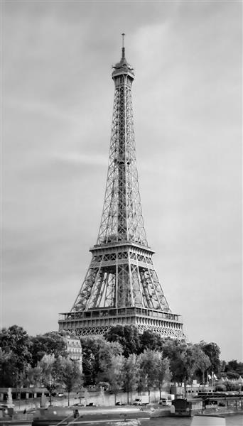 عکس سیاه و سفید هنری از برج ایفل پاریس با نمای عمودی مناسب برای دکوراسیون مینیمال و قاب دکوراتیو اداری