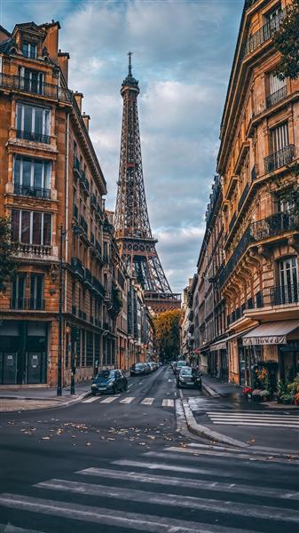 نمای عمودی از خیابان‌های پاریس و برج ایفل در انتهای مسیر مناسب برای پوستر دیواری راهرو و فضاهای باریک