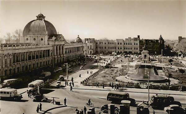 تصویر نوستالژیک و قدیمی از ساختمان تلگرافخانه در میدان توپخانه تهران قدیم مناسب برای تابلو دکوراتیو و پوستر دیواری کافه و رستوران‌های سنتی