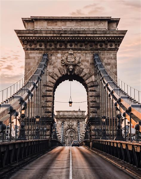 عکس باکیفیت از نمای پل زنجیر بوداپست در غروب آفتاب مناسب پوستر دیواری پذیرایی و دفتر کار مهندسی