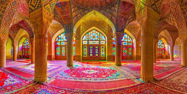 پوستر دیواری عریض از معماری سنتی مسجد نصیرالملک شیراز با انعکاس نور هفت رنگ روی فرش‌های ایرانی