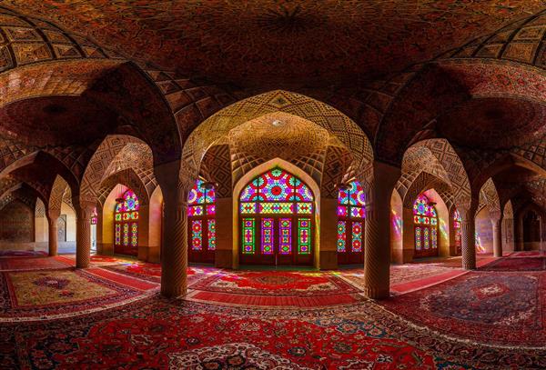 نمای داخلی مسجد نصیرالملک شیراز (مسجد صورتی) با نورهای رنگی برای پوستر دیواری سه بعدی سنتی
