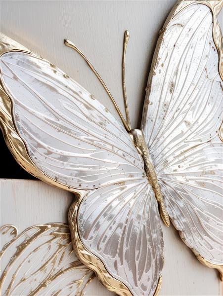 نمای نزدیک بال پروانه سفید با حاشیه طلایی براق ویژه چاپ روی بشقاب‌های تزیینی و قاب دکوراتیو