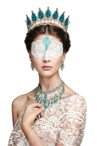 تصویر باکیفیت ملکه با تاج جواهرنشان فیروزه‌ای و نقاب توری مناسب برای تابلو دکوراتیو سالن‌های زیبایی و مزون