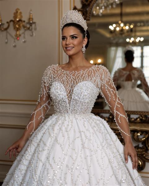 تصویر باکیفیت مدل لباس عروس با جزئیات منجوق‌دوزی ویژه کاتالوگ و پوسترهای بزرگ پشت ویترین مزون