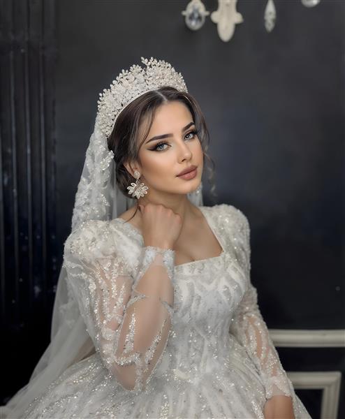 پرتره عروس با تاج کلاسیک و لباس دانتل برای دکوراسیون آتلیه عکاسی و بنر تبلیغاتی مزون لوکس