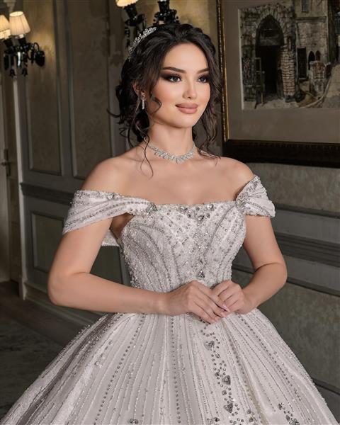 تصویر پرتره عروس زیبا با آرایش لایت و جواهرات درخشان برای چاپ پوستر سالن زیبایی و مزون عروس