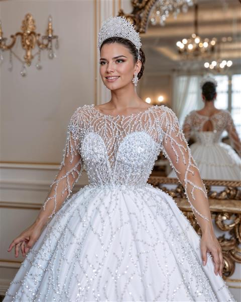 تصویر باکیفیت عروس با لباس پرنسسی لوکس و تاج نگین‌دار ویژه تابلوهای بزرگ مزون و آتلیه عکاسی