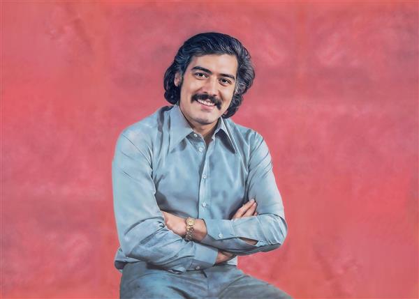 تصویر نوستالژیک منوچهر وثوق با لبخند و دست‌به‌سینه مناسب پوستر دیواری کافه، موسسات آموزشی سینمایی، بازیگری، کارگردانی و چاپ روی تیشرت